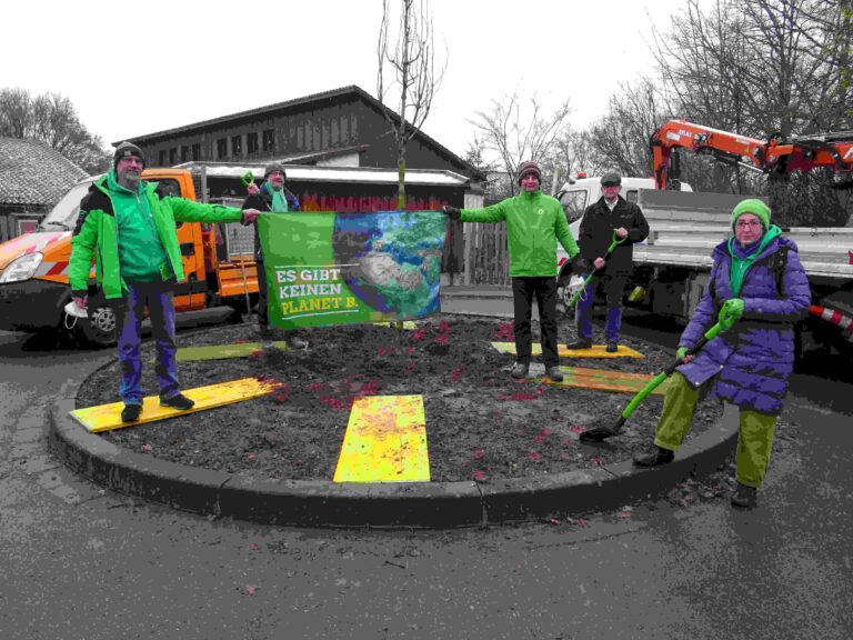 OV-Stein spendet Baum vor städtischem Kindergarten