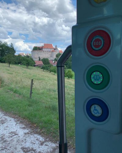 Blick aus dem selbstfahrenden Bus auf die Cadolzburg