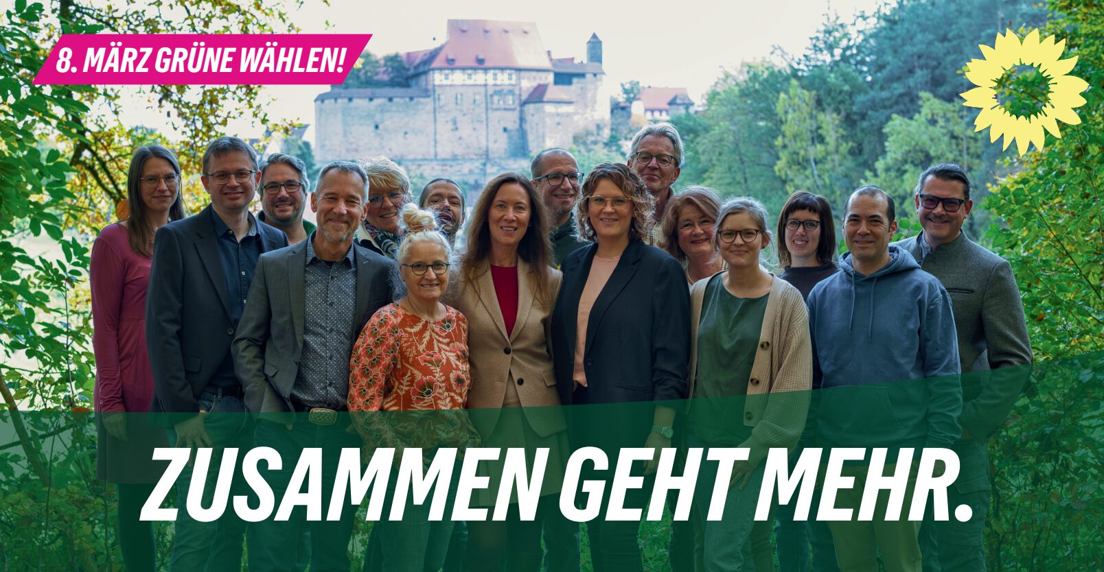 Die Kandidierenden der Grünen stehen umgeben von Bäumen vor der Cadolzburg. Alle blicken freundlich lächelnd.