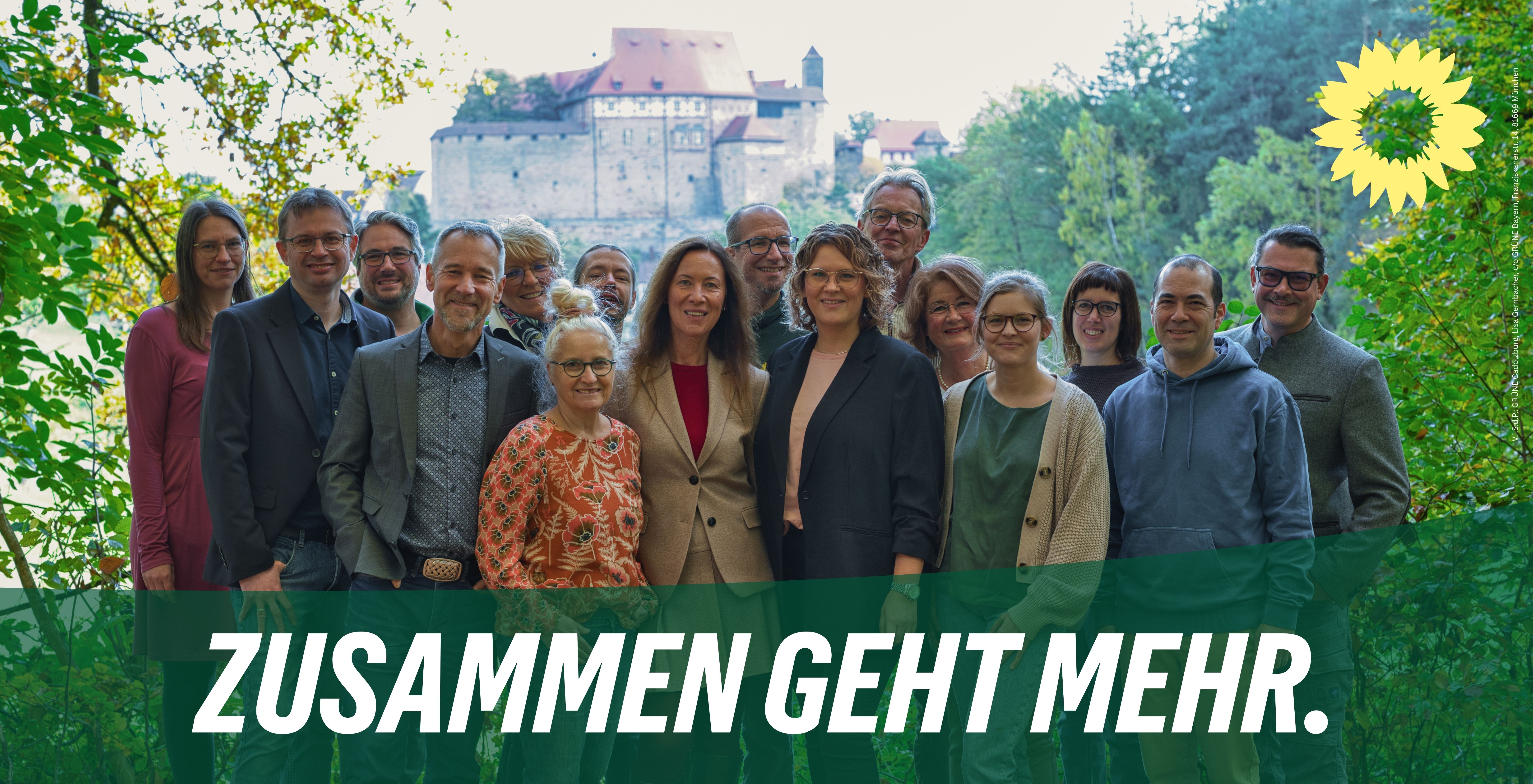 Die Kandidierenden der Grünen stehen umgeben von Bäumen vor der Cadolzburg. Alle blicken freundlich lächelnd.