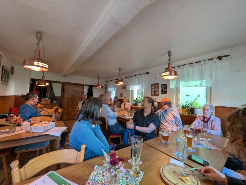 Gut besuchte Ortsversammlung der Grünen Cadolzburg am 8. Mai 2026 im Gasthaus „Zum grünen Tal“ in Seckendorf. Die Mitglieder blickten auf die vergangenen zwei Jahre zurück und wählten den neuen Vorstand.