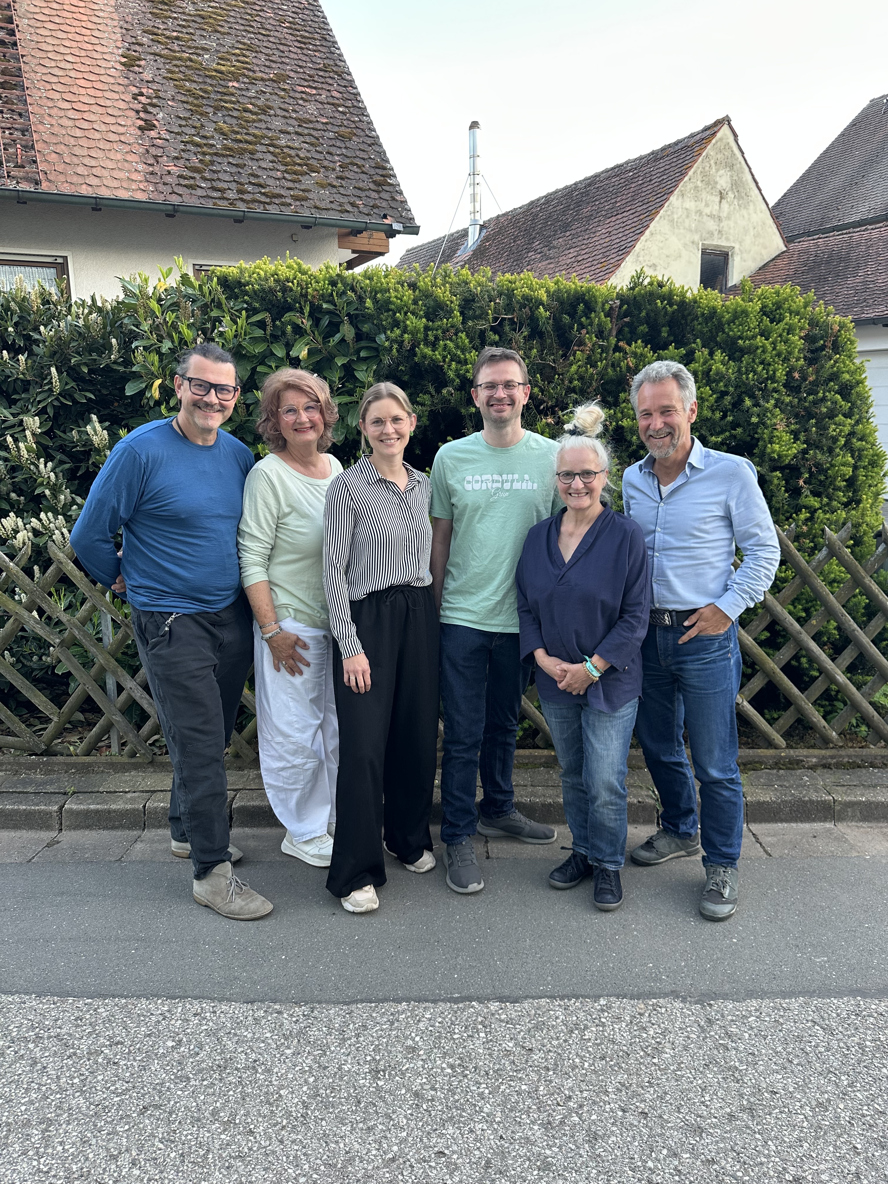 Der neu gewählte Vorstand der Grünen Cadolzburg vor dem Gasthaus „Zum grünen Tal“ in Seckendorf. Von links: Wolfgang Weiß, Ursula Schröder, Lea-Sophie Rahner, Patrick Carl, Brigitte Spitzer und Dieter Burock.
